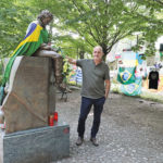 Pierotti con monumento a Ayrton Senna